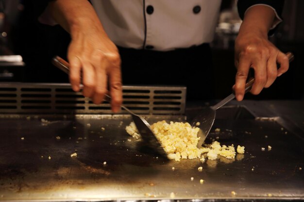 Foto seção média de um homem preparando comida