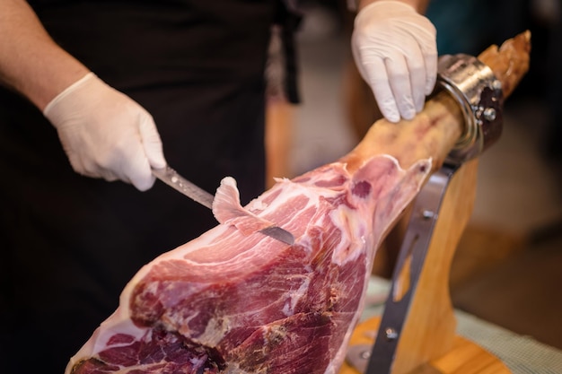 Seção média de um homem preparando comida