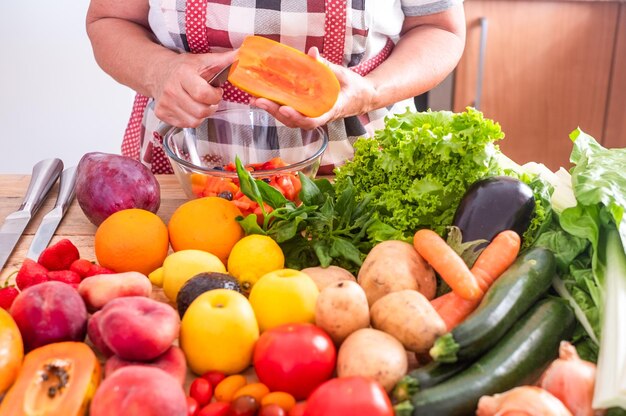 Foto seção média de um homem preparando comida