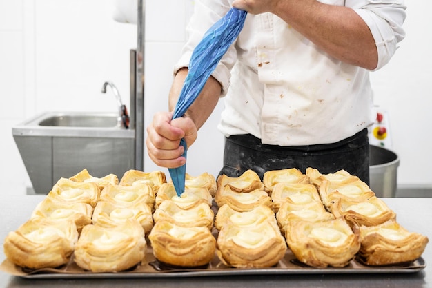 Foto seção média de um homem preparando comida