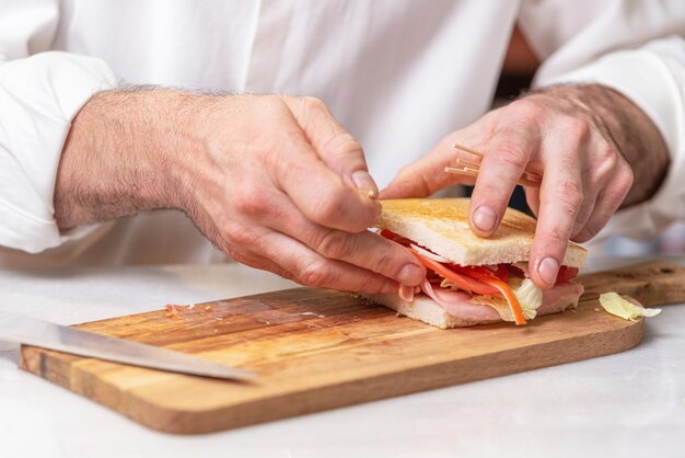 Foto seção média de um homem preparando comida