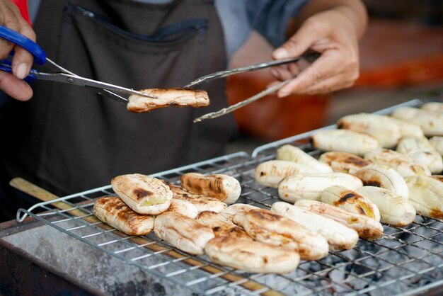 Seção média de um homem preparando comida