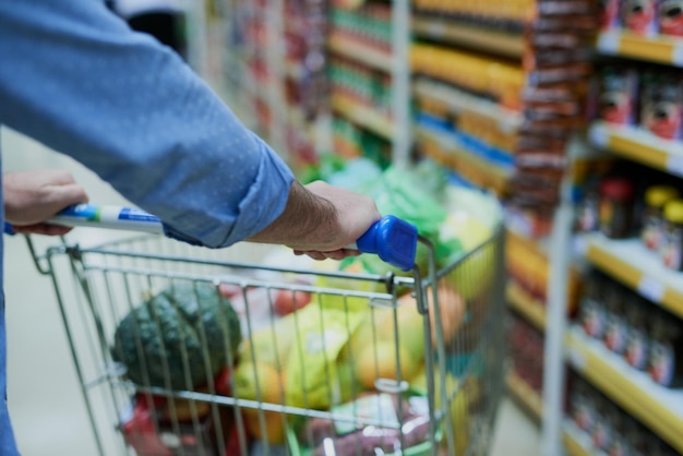 Seção média de um homem preparando comida