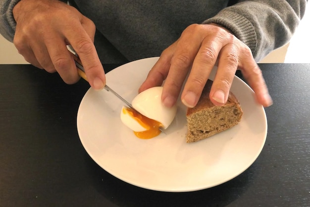 Foto seção média de um homem preparando o pequeno-almoço