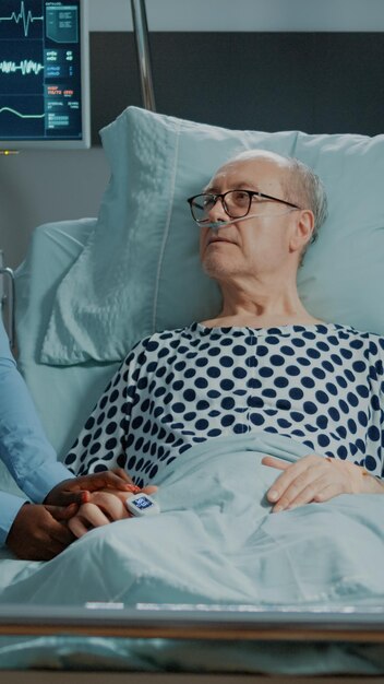 Foto seção média de um homem relaxando na cama