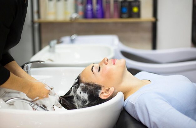 Seção média de um homem relaxando na casa de banho