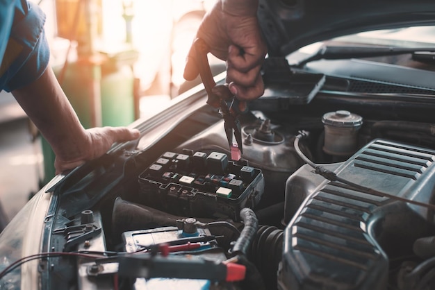 Seção média de um homem reparando um carro