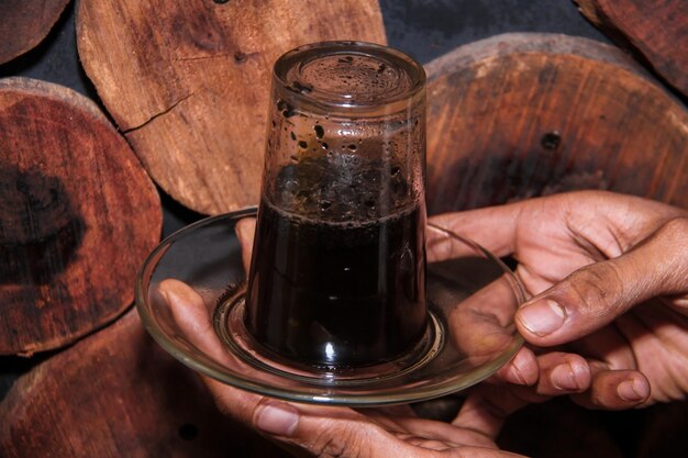 Foto seção média de um homem segurando café