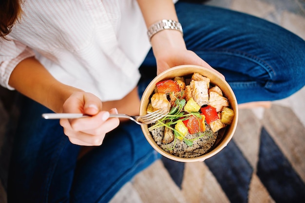 Foto seção média de um homem segurando comida