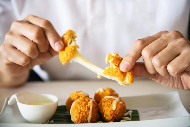 Foto seção média de um homem segurando lanches