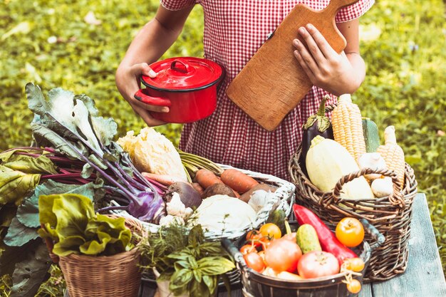 Foto seção média de um homem segurando legumes em uma cesta