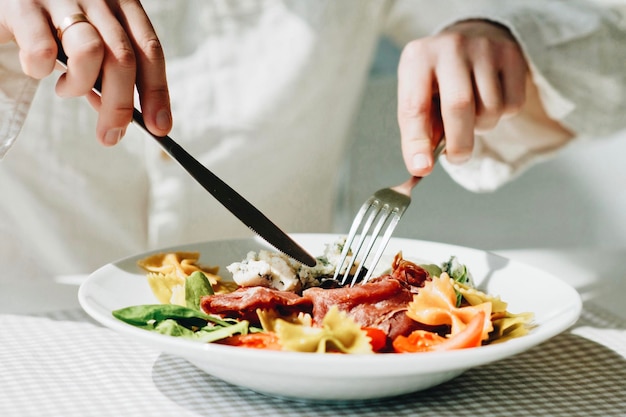 Seção média de um homem segurando legumes na mesa