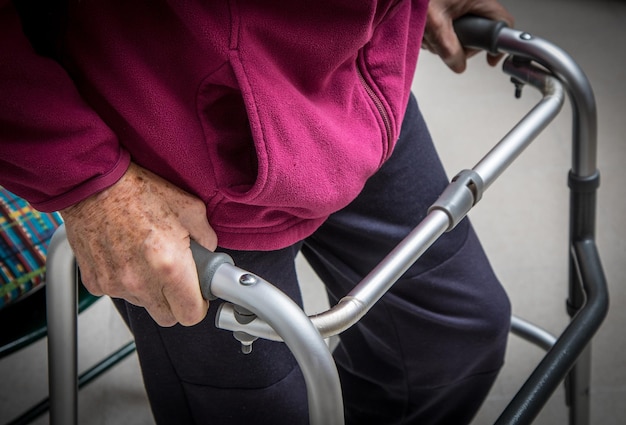 Foto seção média de um homem segurando muletas