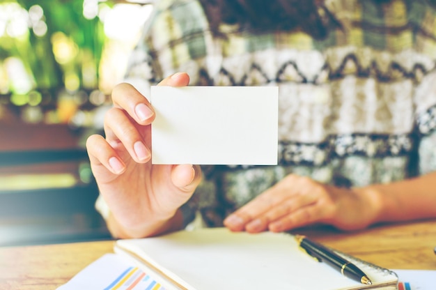 Foto seção média de um homem segurando papel com texto na mesa