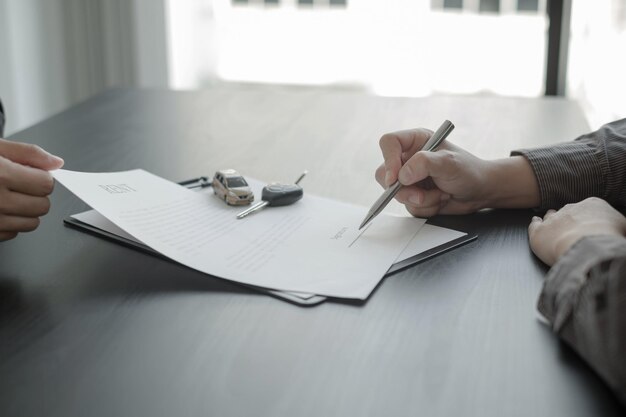 Foto seção média de um homem segurando papel na mesa