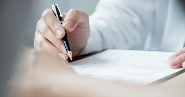 Foto seção média de um homem segurando papel na mesa