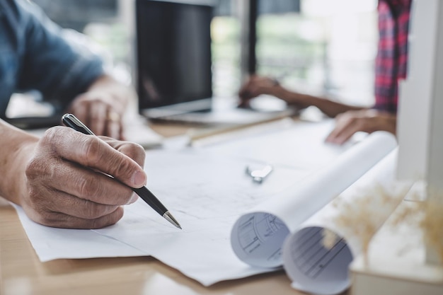 Foto seção média de um homem segurando papel na mesa