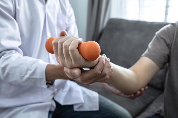 Seção média de um homem segurando sorvete
