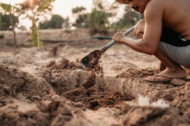 Foto seção média de um homem segurando sorvete