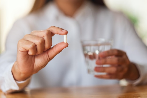 Foto seção média de um homem segurando sorvete