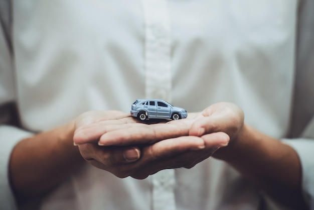 Foto seção média de um homem segurando um carro de brinquedo