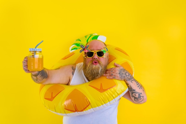 Seção média de um homem segurando um guarda-chuva de pé contra um fundo amarelo