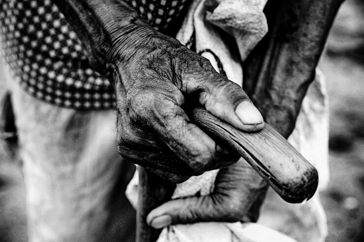 Foto seção média de um homem segurando uma bengala de caminhada