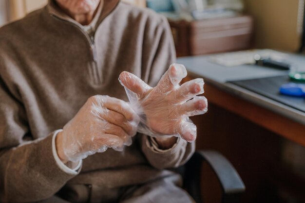 Foto seção média de um homem segurando uma mulher sentada na mesa em casa