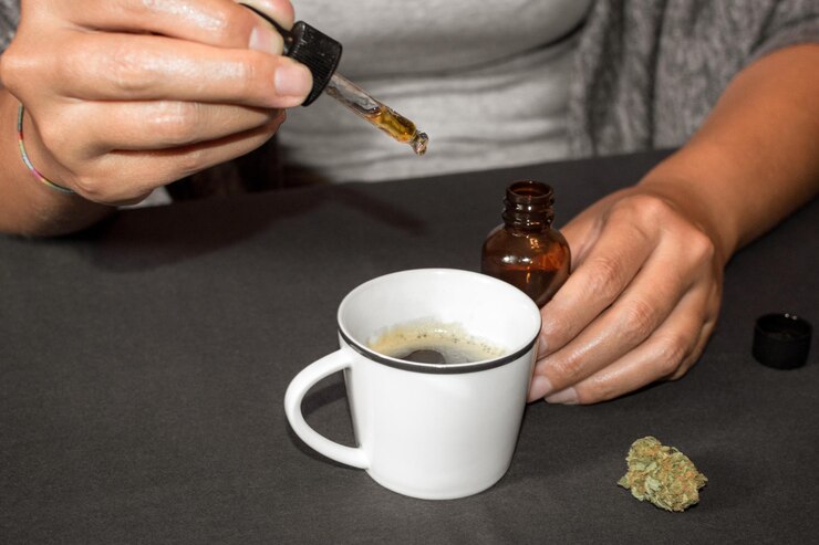 Foto seção média de um homem segurando uma xícara de café na mesa