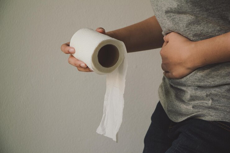 Foto seção média de um homem segurando uma xícara de café