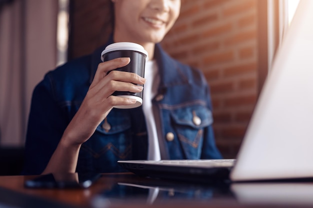 Foto seção média de um homem segurando uma xícara de café