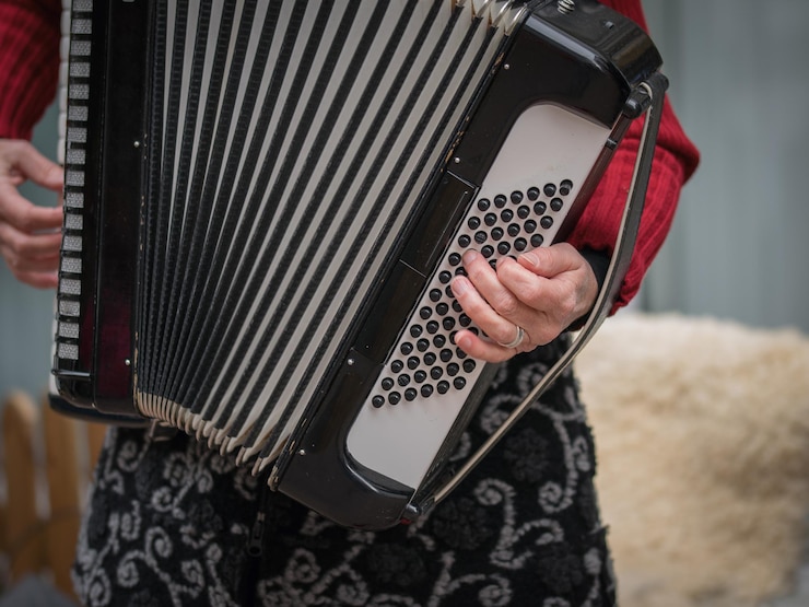 Foto seção média de um homem tocando acordeão