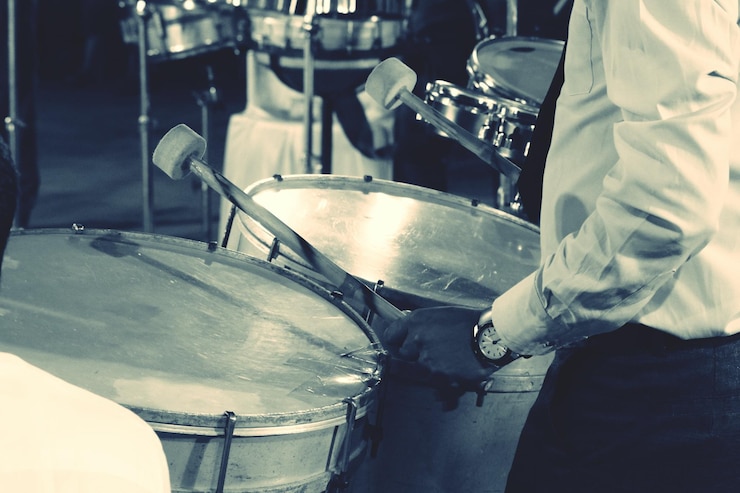 Foto seção média de um homem tocando bateria