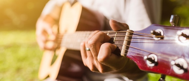 Foto seção média de um homem tocando guitarra