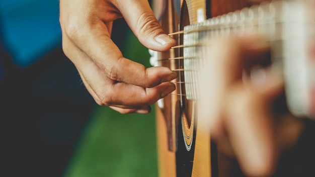 Seção média de um homem tocando guitarra