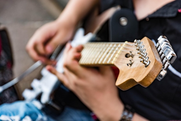 Seção média de um homem tocando guitarra
