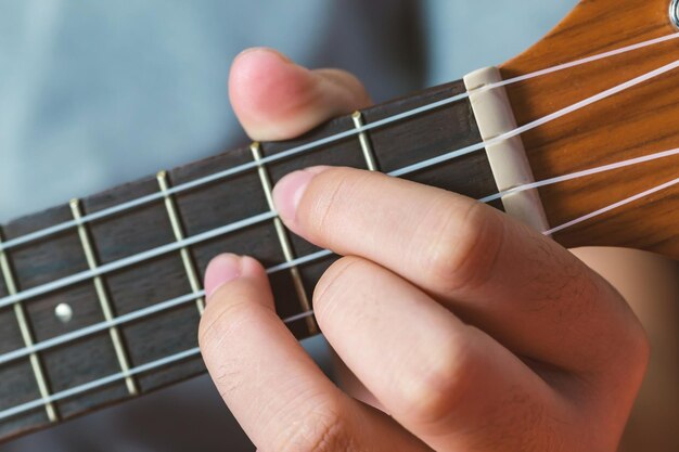 Seção média de um homem tocando guitarra