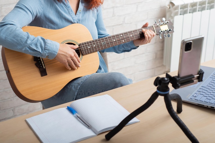 Foto seção média de um homem tocando guitarra