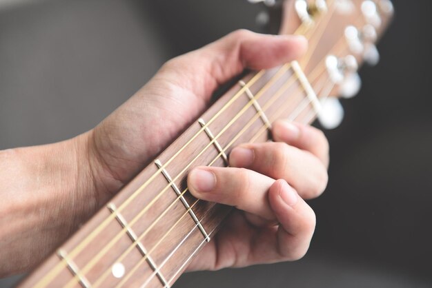 Seção média de um homem tocando guitarra