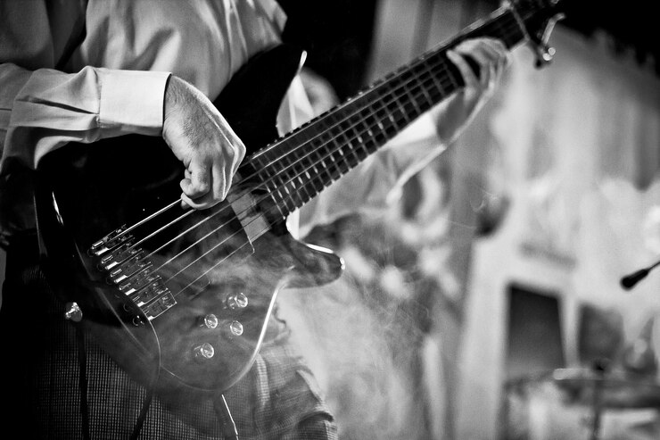 Foto seção média de um homem tocando guitarra