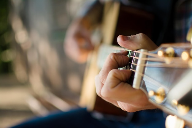 Seção média de um homem tocando guitarra