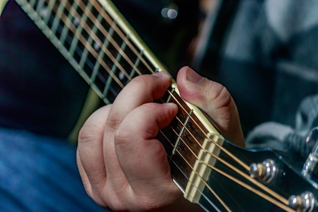 Seção média de um homem tocando guitarra