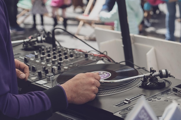 Seção média de um homem tocando música em equipamento de áudio