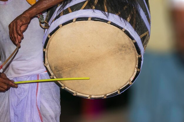 Foto seção média de um homem tocando o tambor