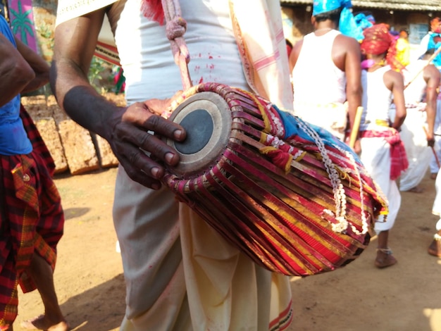 Seção média de um homem tocando o tambor