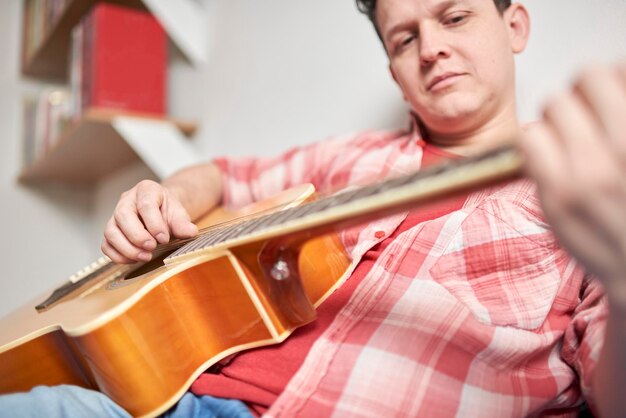 Foto seção média de um homem tocando piano