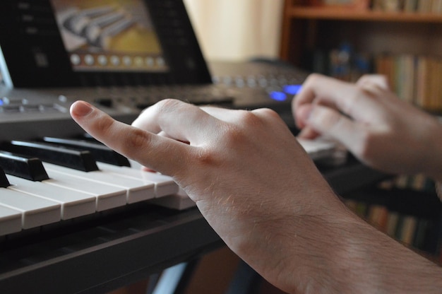 Foto seção média de um homem tocando piano