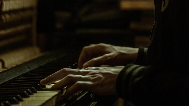 Foto seção média de um homem tocando piano