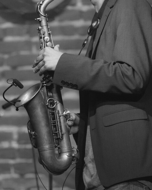 Foto seção média de um homem tocando saxofone