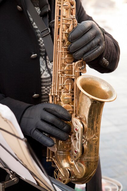 Foto seção média de um homem tocando saxofone